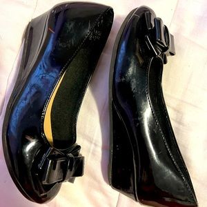 American Eagle black patent leather with bow wedge, sz 10.5